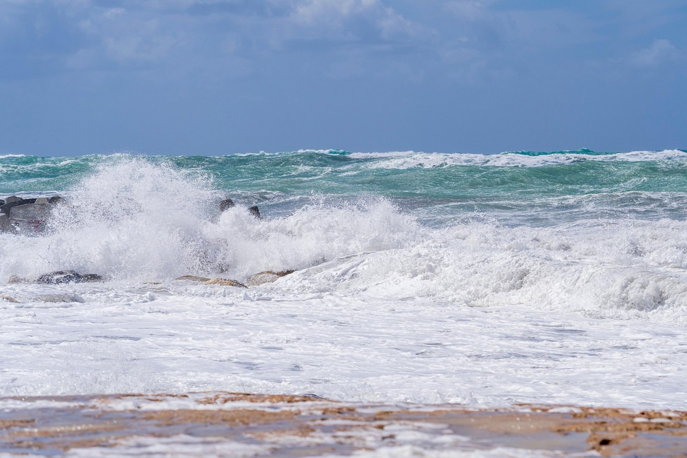 ocean tide shoreline ocean tide shoreline